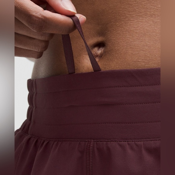 Lululemon Hotty Hot High-Rise Lined Short 2.5” - Goodnight Plum, Size 4 - Picture 4 of 6